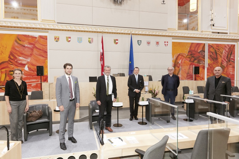 Von rechts: Nationalratspräsident Wolfgang Sobotka (V), Architekt András Pálffy, Sprecher der Initiartive.DENKmal.KULTUR Martin Böhm, Burghauptmann Reinhold Sahl, Nationalratsabgeordneter Lukas Hammer (G), Leiterin des Informations- und Weiterbildungszentrum Baudenkmalpflege des Bundesdenkmalamtes Kartause Mauerbach Astrid Huber