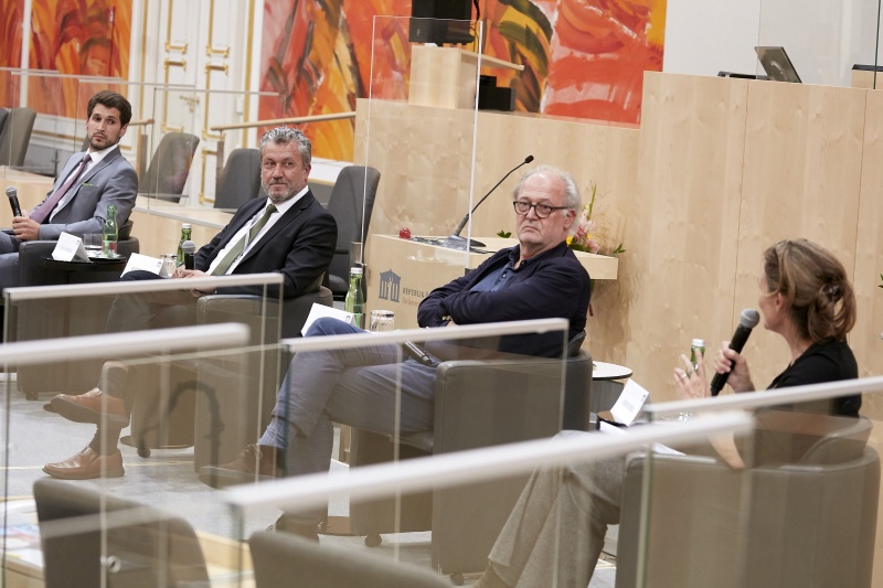 Podiumsdiskussion: Von links Nationalratsabgeordneter Lukas Hammer (G), Burghauptmann Reinhold Sahl, Architekt, András Pálffy,  Leiterin des Informations- und Weiterbildungszentrum Baudenkmalpflege des Bundesdenkmalamtes Kartause Mauerbach Astrid Huber