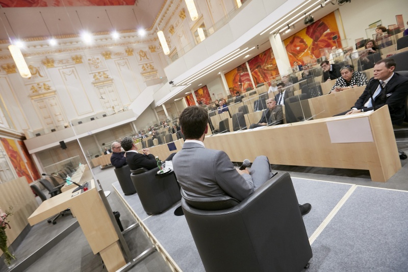 Podiumsdiskussion; von rechts Nationalratsabgeordneter Lukas Hammer (G), Burghauptmann Reinhold Sahl, Architekt András Pálffy, Leiterin des Informations- und Weiterbildungszentrum Baudenkmalpflege des Bundesdenkmalamtes Kartause Mauerbach Astrid Huber