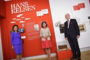 Von links: Bundeskanzlerin a.D. Brigitte Bierlein, Direktorin Jüdisches Museum Danielle Spera, Nationalratspräsident Wolfgang Sobotka (V) in der Ausstellung