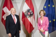 Von rechts: Bundesratspräsidentin Andrea Eder-Gitschthaler (V), Präsidenten des Schweizer Ständerates Hans Stöckli