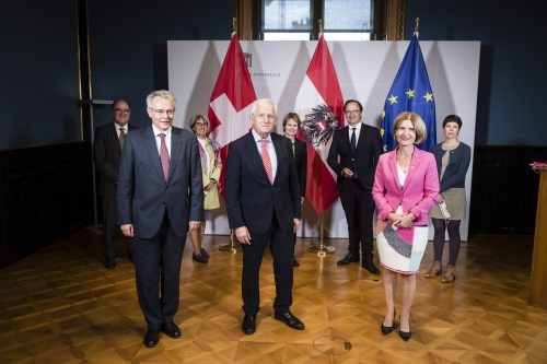 Von rechts: Bundesratspräsidentin Andrea Eder-Gitschthaler (V), Präsidenten des Schweizer Ständerates Hans Stöckli. Im Hintergrund: Schweizer Delegation