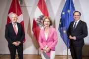 Von links: Präsidenten des Schweizer Ständerates Hans Stöckli, Bundesratspräsidentin Andrea Eder-Gitschthaler (V), Bundesrat Günter Kovacs (S)