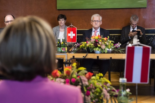 Bildmitte: Präsidenten des Schweizer Ständerates Hans Stöckli mit schweizer Delegation