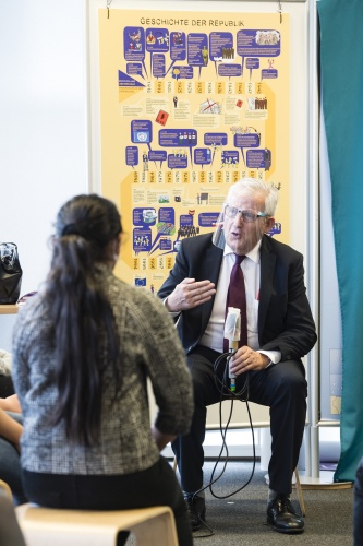 Präsident des Schweizer Ständerates Hans Stöckli im Gespräch mit einer Schülerin