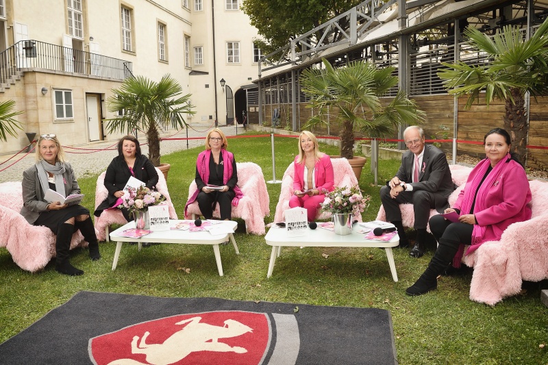 Von links: Fotografin Sabine Hauswirth, Autorin Julya Rabinowich, Zweite Nationalratspräsidentin Doris Bures (S), Moderation Uschi Pöttler-Fellner, Präsident Krebshilfe Paul Sevelda, Geschäftsführerin Krebshilfe Doris Kiefhaber