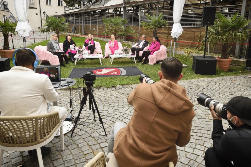 Von links: Fotografin Sabine Hauswirth, Autorin Julya Rabinowich, Zweite Nationalratspräsidentin Doris Bures (S), Moderation Uschi Pöttler-Fellner, Präsident Krebshilfe Paul Sevelda, Geschäftsführerin Krebshilfe Doris Kiefhaber
