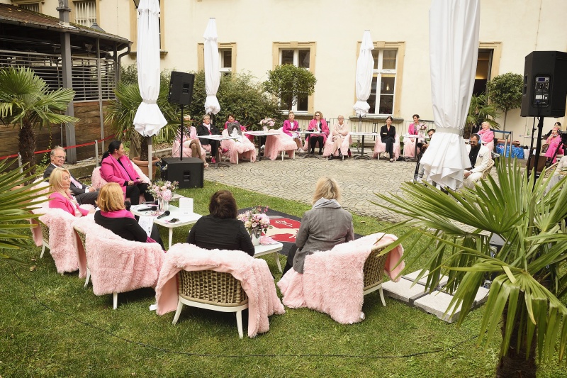 Podiumsdiskussion im Hof der Hofreitschule