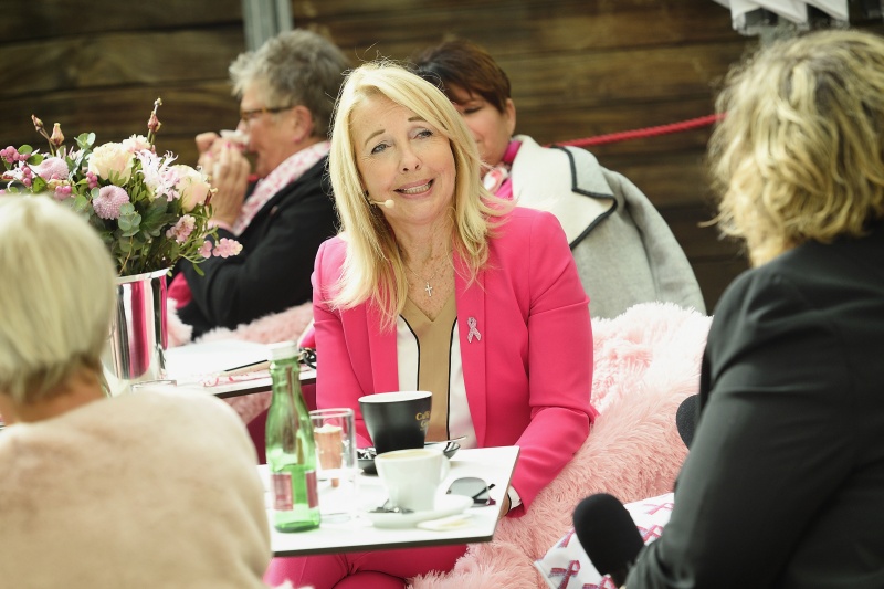 Moderatorin Uschi Pöttler-Fellner im Gespräch mit den interviewten Frauen