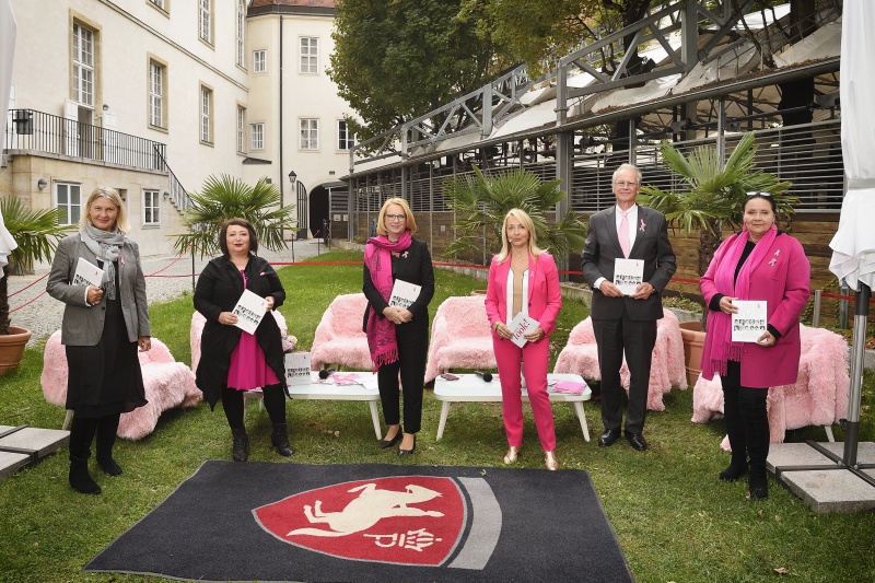 Von links: Fotografin Sabine Hauswirth, Autorin Julya Rabinowich, Zweite Nationalratspräsidentin Doris Bures (S), Moderation Uschi Pöttler-Fellner, Präsident Krebshilfe Paul Sevelda, Geschäftsführerin Krebshilfe Doris Kiefhaber