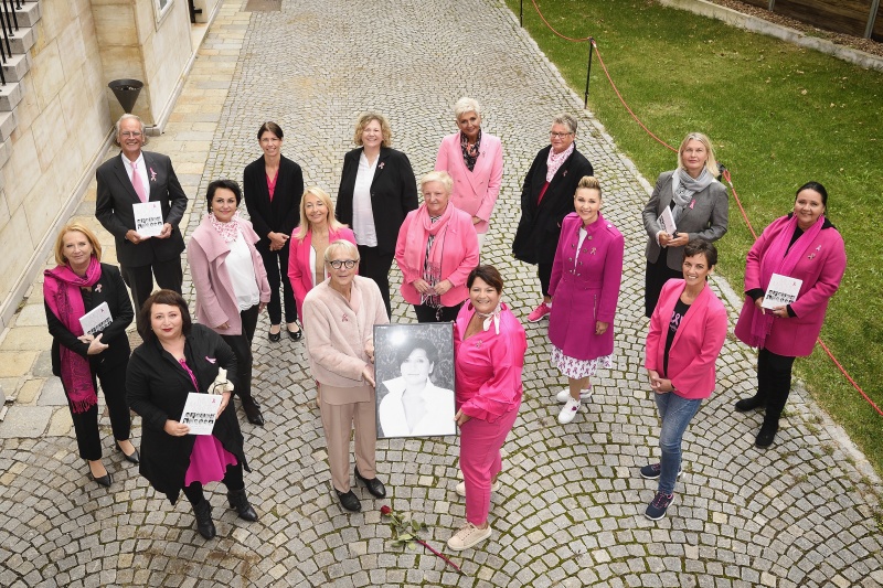 Fotografin Sabine Hauswirth, Autorin Julya Rabinowich, Zweite Nationalratspräsidentin Doris Bures (S), Moderation Uschi Pöttler-Fellner, Präsident Krebshilfe Paul Sevelda, Geschäftsführerin Krebshilfe Doris Kiefhaber mit den interviewten Frauen des präsentierten Buches