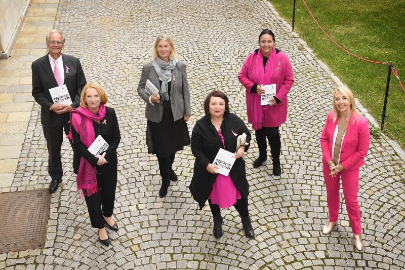 Von links: Präsident Krebshilfe Paul Sevelda, Zweite Nationalratspräsidentin Doris Bures (S), Fotografin Sabine Hauswirth, Autorin Julya Rabinowich, Geschäftsführerin Krebshilfe Doris Kiefhaber, Moderation Uschi Pöttler-Fellner