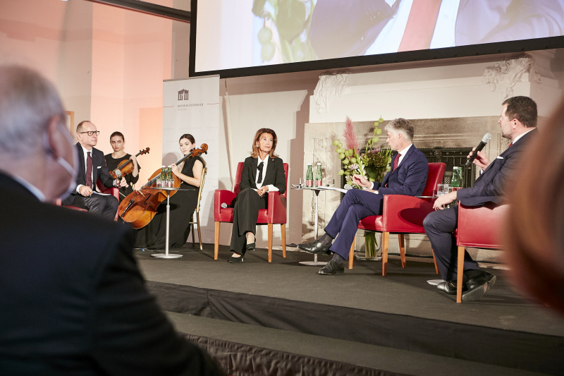 Von links: Moderator Gerald Gross, Bundeskanzlerin a.D. Brigitte Bierlein, Parlamentsdirektor Harald Dossi, Geschäftsführer des Hans Kelsen-Instituts Thomas Olechowsky