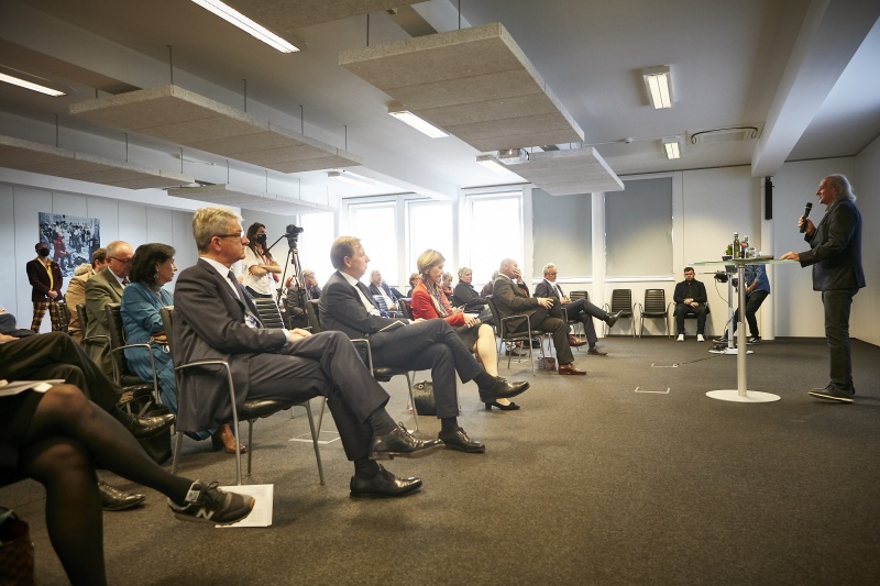 Einleitende Worte zur Ausstellung Kunstkurator Leopold Kogler