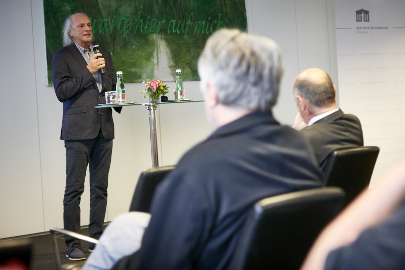 Einleitende Worte zur Ausstellung Kunstkurator Leopold Kogler