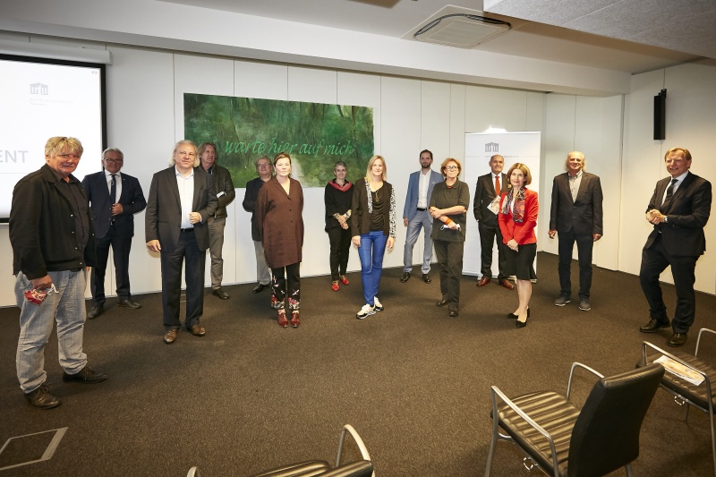 Von rechts: Bundesratsvizepräsident Christian Buchmann (V), Kunstkurator Leopold Kogler, Bundesratspräsidentin Andrea Eder-Gitschthaler (V), Nationalratspräsident Wolfgang Sobotka (V), Gerlinde Thuma,  Martin Veigl, Doris Dittrich, Frenzi Rigling, Maria Wieser, Julian Taupe, Josef Trattner, Franz Schwarzinger, Bundesrat Karl Bader (V), Alois Mosbacher