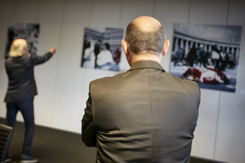 Nationalratspräsident Wolfgang Sobotka (V) besichtigt die Ausstellung