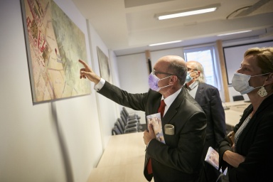Nationalratspräsident Wolfgang Sobotka (V) besichtigt die Ausstellung