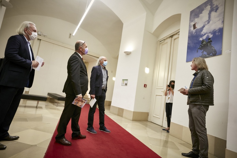 Von links: Franz Schwarzinger, Nationalratspräsident Wolfgang Sobotka (V), Kunstkurator Leopold Kogler, Josef Trattner