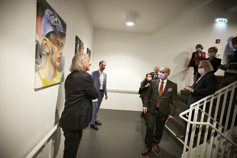 Von links: Kunstkurator Leopold Kogler, Martin Veigl, Nationalratspräsident Wolfgang Sobotka (V) vor einigen Exponaten