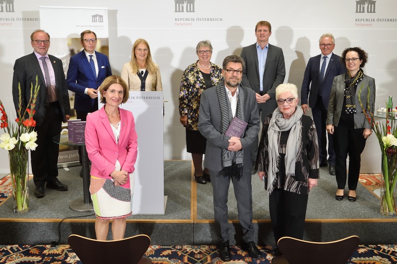 Von links: Bundesrat Silvester Gfrerer (V), Bundesrat Christian Buchmann (V), Bundesratspräsidentin Andrea Eder-Gitschthaler (V), Bundesrätin Elisabeth Grossmann (S), Bundesrätin Klara Neurauter (V), Autor Walter Müller, Bundesrat Bernhard Hirczy (V), Moderation Brigitte Trnka, Bundesrat Karl Bader (V), Bundesrätin Christine Schwarz-Fuchs (V)