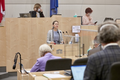 Am Rednerpult Bundesrätin Doris Berger-Grabner (V)