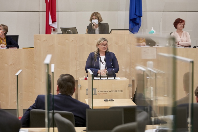 Am Rednerpult Bundesrätin Claudia Hauschildt-Buschberger (G)