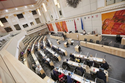 Blick in den Sitzungssaal von der Besuchergalerie während der Rede von Bildungsminister Heinz Faßmann