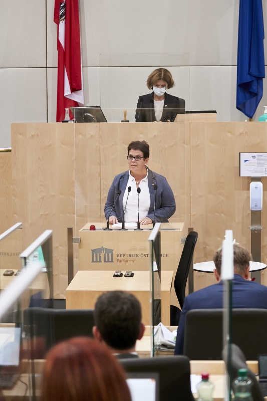 Am Rednerpult Bundesrätin Nicole Riepl (S)