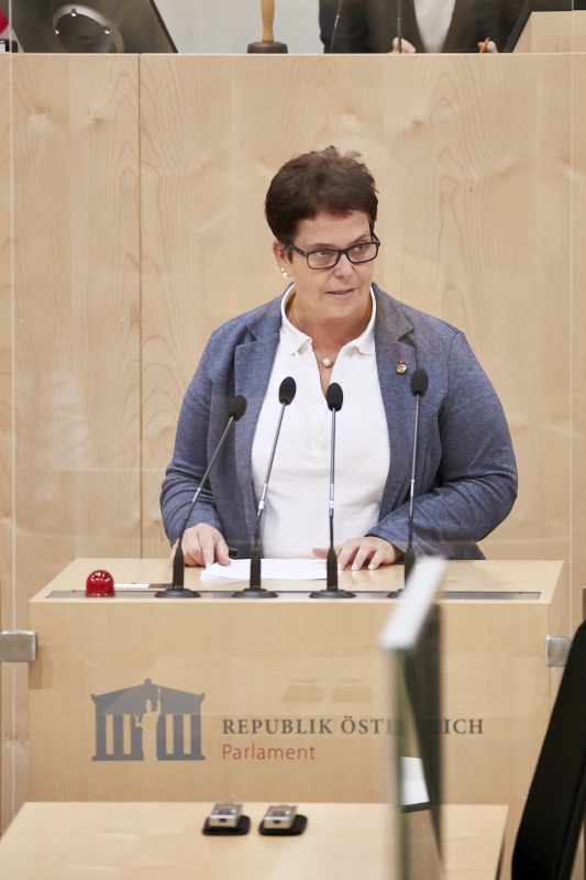 Am Rednerpult Bundesrätin Nicole Riepl (S)