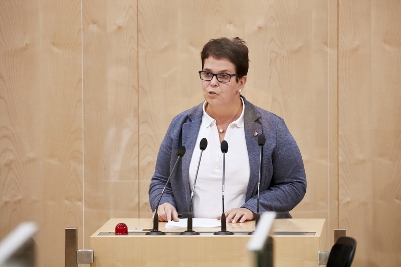 Am Rednerpult Bundesrätin Nicole Riepl (S)