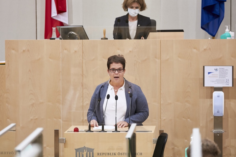Am Rednerpult Bundesrätin Nicole Riepl (S)