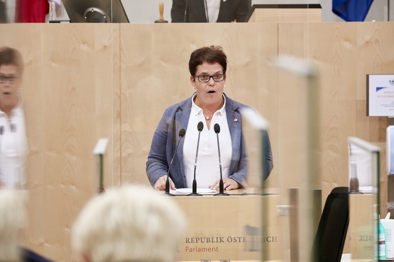 Am Rednerpult Bundesrätin Nicole Riepl (S)