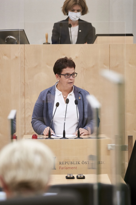 Am Rednerpult Bundesrätin Nicole Riepl (S)