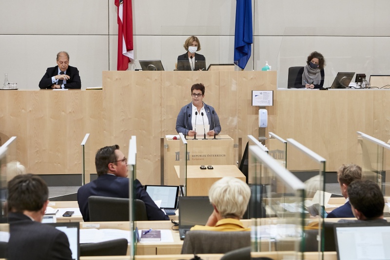 Am Rednerpult Bundesrätin Nicole Riepl (S)