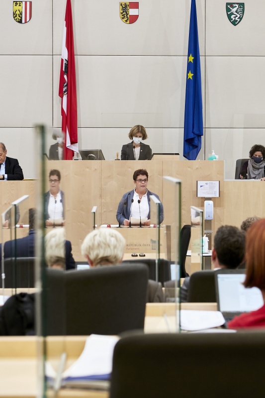 Am Rednerpult Bundesrätin Nicole Riepl (S)