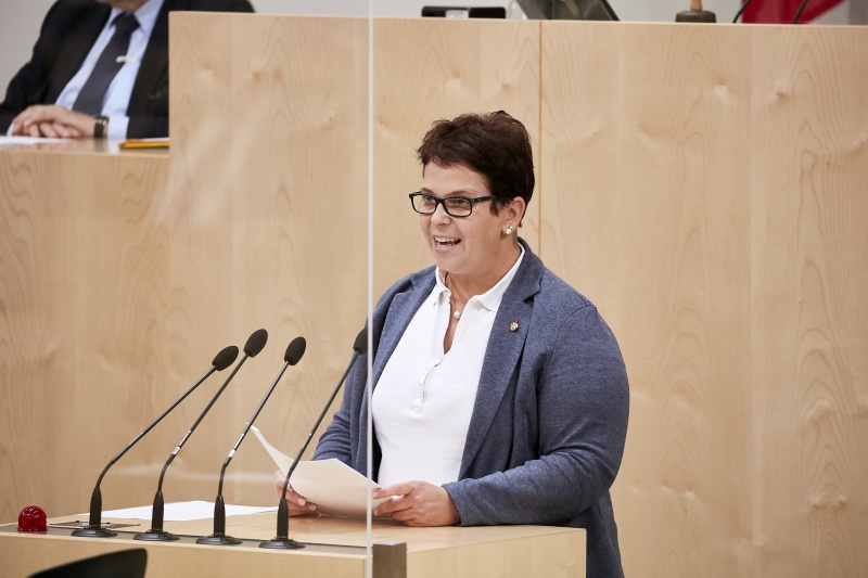 Am Rednerpult Bundesrätin Nicole Riepl (S)