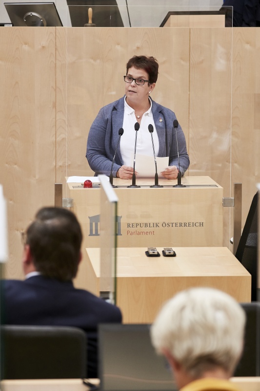 Am Rednerpult Bundesrätin Nicole Riepl (S)