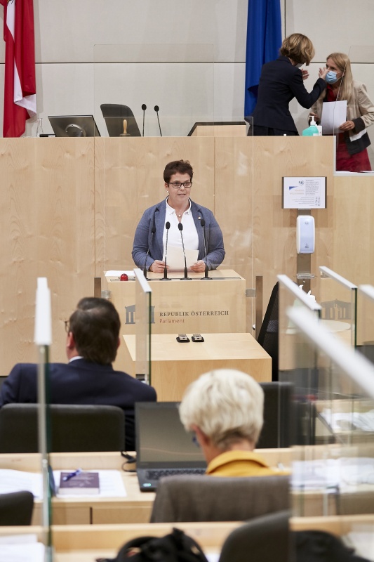 Am Rednerpult Bundesrätin Nicole Riepl (S)