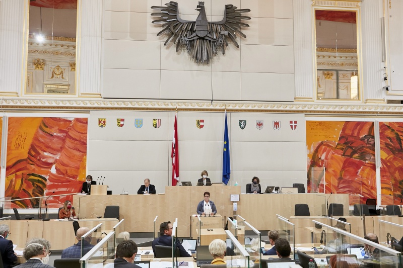 Am Rednerpult Bundesrätin Nicole Riepl (S)