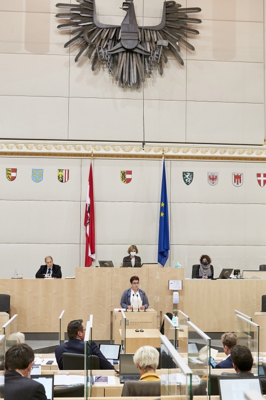 Am Rednerpult Bundesrätin Nicole Riepl (S)