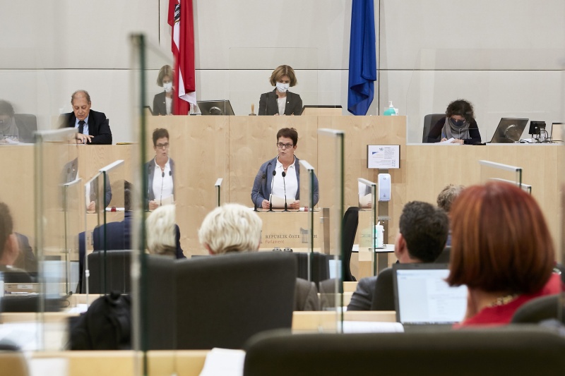 Am Rednerpult Bundesrätin Nicole Riepl (S)