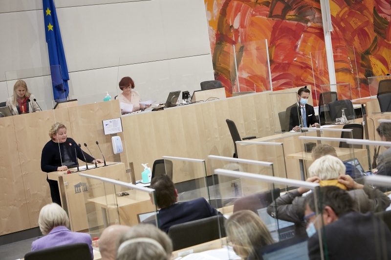 Am Rednerpult Bundesrätin Korinna Schumann (S) bei der Begründung der Anfrage