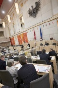 Am Rednerpult Bundesrätin Korinna Schumann (S) bei der Begründung der Anfrage