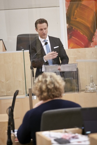 Finanzminister Gernot Blümel (V) bei der Anfragebeantwortung