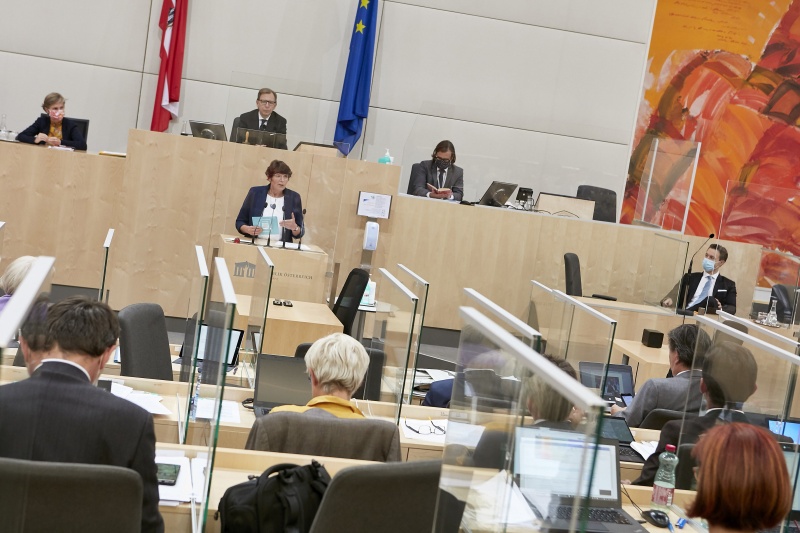 Am Rednerpult Bundesrätin Andrea Holzner (V)