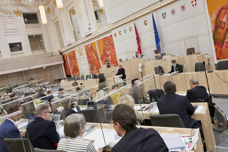 Am Rednerpult Bundesrätin Korinna Schumann (S)