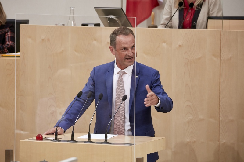 Am Rednerpult Bundesrat Dominik Reisinger (S)