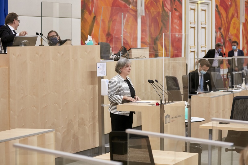 Am Rednerpult Bundesrätin Bettina Lancaster (S)