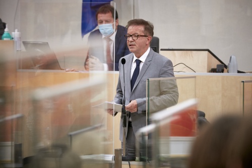 Sozialminister Rudolf Anschober (G) bei der Beantwortung der Anfragen